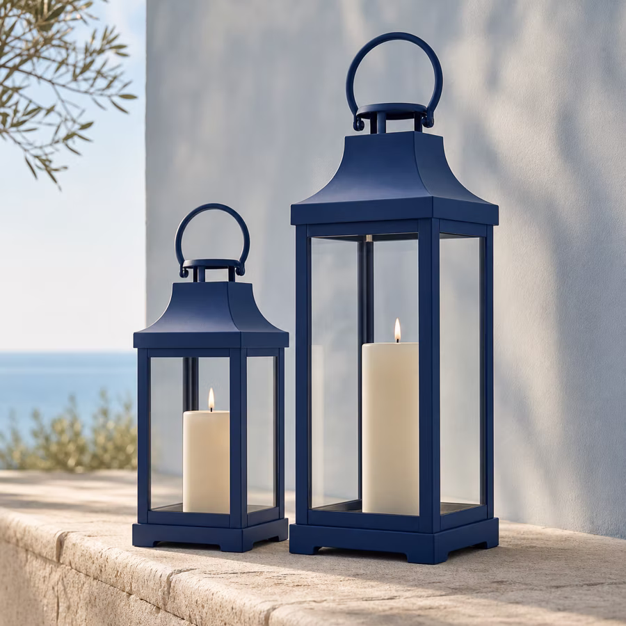 Zwei elegante marineblaue Laternen mit cremefarbenen Kerzen