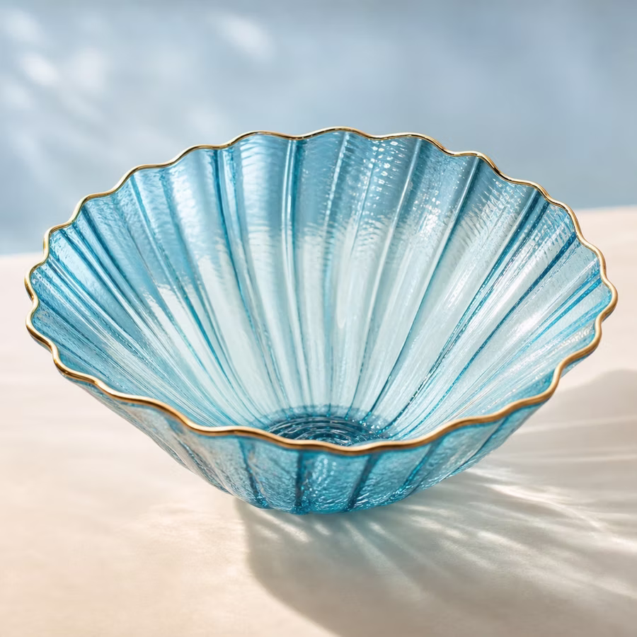 Transparente hellblaue Glasschale in Muschelform